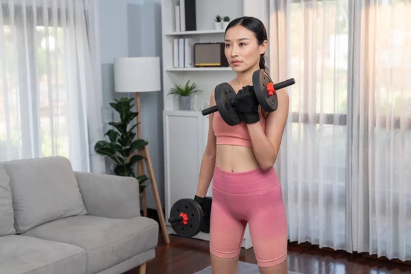 Energiczna Kobieta Wykonująca Ćwiczenia Podnoszenia Hantli Domu Młoda Atletyczna Azjatycka — Zdjęcie stockowe