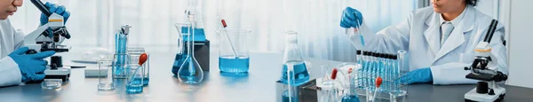 Groupe Scientifiques Dévoués Mène Des Expériences Chimiques Des Recherches Laboratoire — Photo