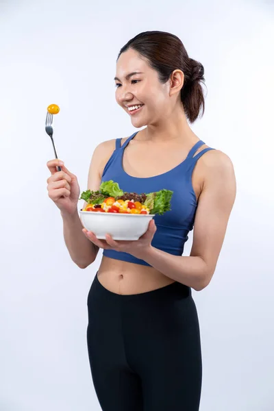フルーツと野菜の活気に満ちたサラダボールを保持するスポーツウェアの若いスポーティなアジアの女性 自然な若々しく 孤立した背景にバランスの取れた栄養と体のライフスタイルにフィットします ヴィゴーラス — ストック写真