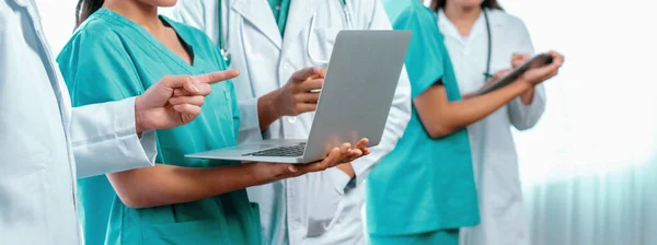 Medizinisches Team Mit Krankenschwester Und Gesundheitsfachkräften Die Krankenhaus Mit Laptop — Stockfoto