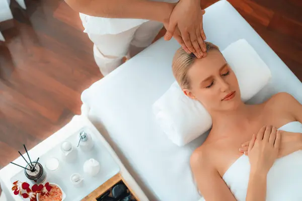 Panorama Vue Dessus Femme Appréciant Relaxant Stress Massage Tête Dorloter — Photo