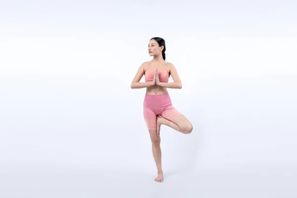 亚洲女子穿着运动服 站着做瑜伽运动 把健身作为她的训练例行公事 健康的身体护理和冥想瑜伽生活方式 充分拍摄与孤立的背景 精力充沛的 — 图库照片