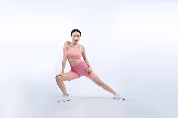 매력적인 아시아의 스트레칭 운동복 스튜디오 배경에 온난화 여자와 활기찬 — 스톡 사진