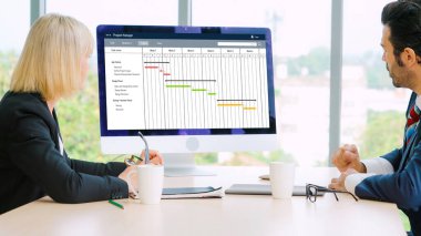 Ekip projesinin zaman çizelgesini gösteren bilgisayar ekranında, modern iş projesi yönetimi için proje planlama yazılımı