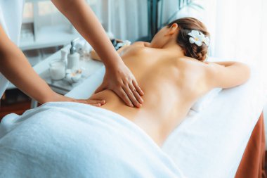 Kafkasyalı kadın müşteri stres önleyici spa masajının keyfini çıkarıyor ve lüks otel ya da oteldeki gündüz açık ortam güzellik salonunda güzellik teniyle eğleniyor. Sessiz.