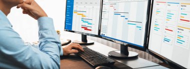 Proje yöneticisi, ekranda gantt grafik yazılım gösterimi kullanılarak ofis için iş programları planlıyor. Modern iş yönetimi ve iş akışı organizasyonu. Önde.