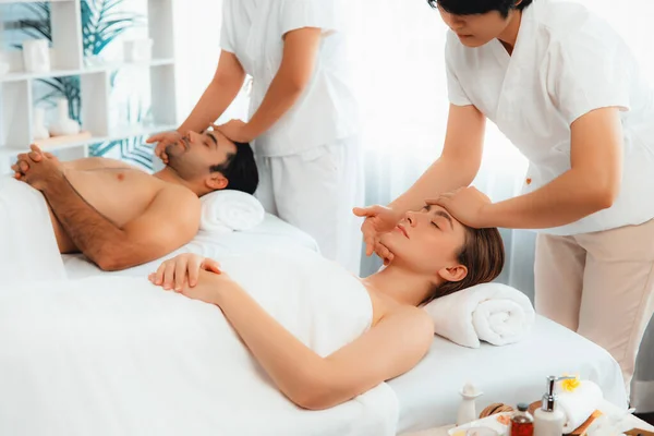 Casal Caucasiano Desfrutando Relaxante Massagem Cabeça Stress Mimos Beleza Facial — Fotografia de Stock