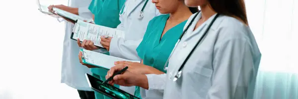 의료진 간호사 전문가들 병원에서 노트북 태블릿으로 일하고 있습니다 의료계 의료계 — 스톡 사진