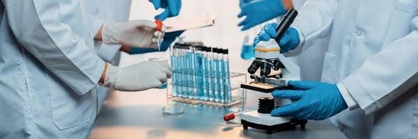 Grupo Cientista Dedicado Realizar Experimentos Químicos Usando Microscópio Laboratório Médico — Fotografia de Stock