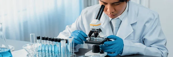 科学家在医学实验室用显微镜进行化学实验 以研制新的疫苗药物或抗生素 生物技术实验室和医学研究概念 新时代 — 图库照片