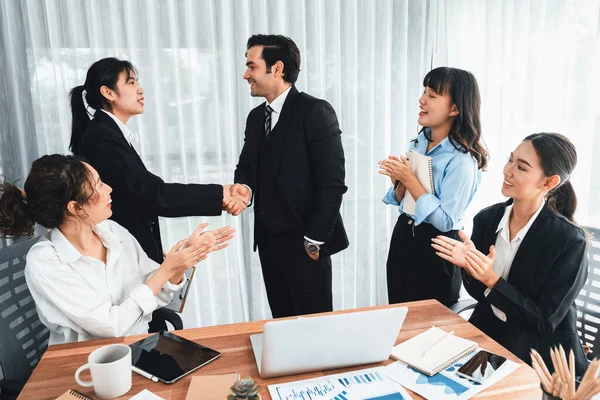 Grupo Empresários Apertar Mão Depois Ter Feito Uma Reunião Acordo — Fotografia de Stock