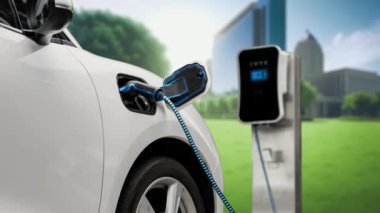 Yeşil Şehir Parkı 'ndaki ekolojik temiz enerji şarj istasyonundan gelen fütürist akıllı EV şarj aletinin şarj ettiği elektrikli araba. Alternatif enerji kullanan gelecekçi elektrikli araba. İnceleyin