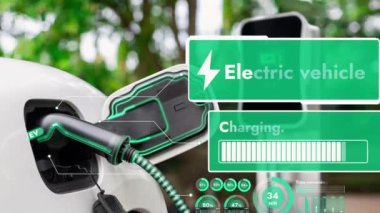 Elektrikli araba, doğal parktaki temiz enerji şarj istasyonundan gelen fütürist akıllı EV şarj cihazının dijital batarya durumu hologramıyla şarj oluyor. Gelecekçi çevre dostu EV araba. İnceleyin