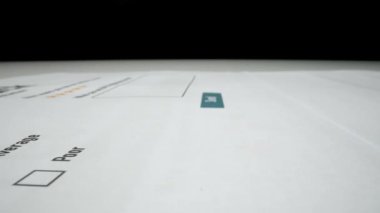 Yakın çekim makro çekim hareketi el geri besleme anket formunu müşteri memnuniyeti için kalemle dolduruyor. Anket formu pazarlama ve kalite değerlendirme kavramı olarak mükemmel derecelendirme geribildirimi alır.