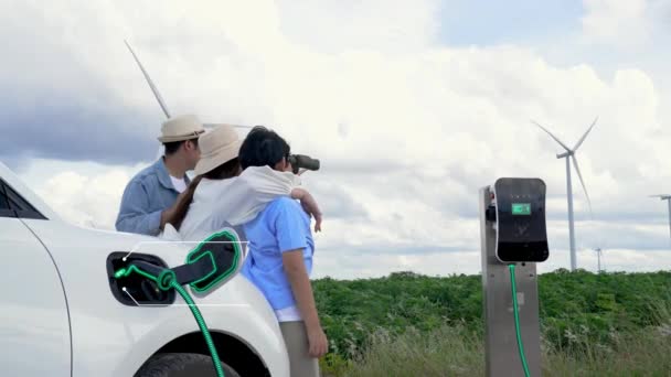 Viagem Familiar Moderna Natureza Com Conceito Carro Ecológico Exibe Holograma — Vídeo de Stock