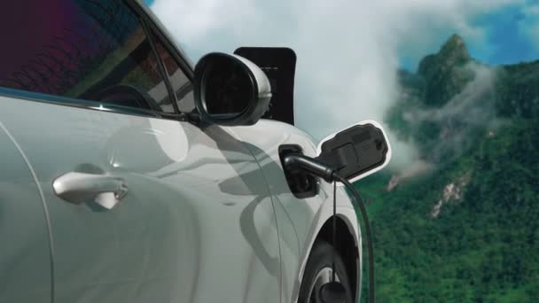 以高山上空云雾的时间流逝为背景的自然景观 是以清洁能源驱动电动汽车促进清洁环境的进步理念的背景 充电站的电动车充电 — 图库视频影像