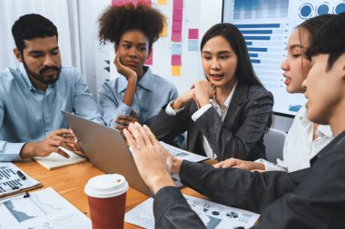 Çok ırklı analist ekibi toplantı masasındaki mali raporu analiz etmek için BI gösterge tablosunu kullanıyor. Çeşitli iş adamlarından oluşan bir grup, FIntech 'in veri analizini başarılı iş pazarlaması için kullanır. Uyum