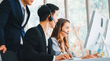 Ofiste çalışan kulaklık takan işadamları uzak müşteri ya da meslektaşlarını desteklemek için çalışıyorlar. Çağrı merkezi, tele pazarlama, müşteri destek acentesi telefon görüşmesinde hizmet sağlıyor. Jivy