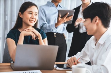 Mutlu iş adamları birlikte çalışır, şirket ofisinde tartışırlar. Profesyonel ve çeşitlilik takım çalışması iş planını bilgisayarda tartışır. Modern çok kültürlü ofis çalışanı. Uyum