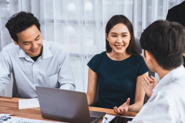 Profesyonel Asyalı çalışanlar, şirket ofisinde takım olarak çalışarak iş planları ve bilgisayarla başarılı olmak için verileri tartışırlar. Modern ofis çalışanı takım çalışması konsepti. Uyum