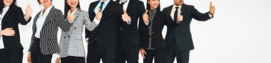 Başarılı iş adamları, işçi toplumunun güçlü ilişkilerini göstermek için bir arada duruyorlar. Modern ofiste güçlü bir takım çalışması sergileyen bir iş adamı ve iş kadını ekibi. Jivy