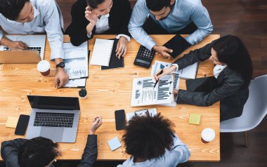 Üst düzey çok ırklı analiz ekibi, stratejik karar için finansal verileri analiz etmek amacıyla dizüstü bilgisayarda BI gösterge ekranını kullanıyor. Fintech pazarlama göstergelerini analiz ediyor. Uyum