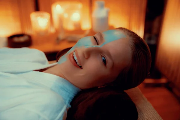Rustige Sfeer Van Spa Salon Vrouw Klant Glimlachen Verjongen Met — Stockfoto