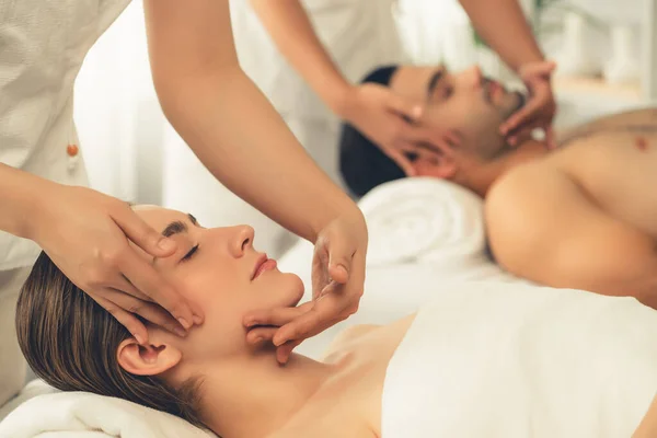 Coppia Caucasica Godendo Rilassante Stress Massaggio Alla Testa Coccole Bellezza — Foto Stock