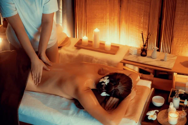 Cliente Donna Caucasica Godendo Rilassante Massaggio Spa Stress Coccole Con — Foto Stock