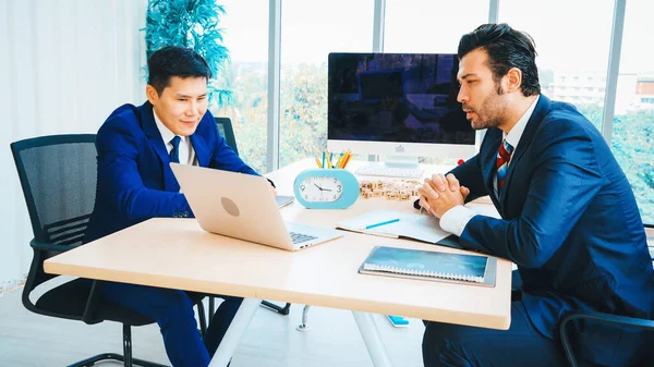 Dois Empresários Falam Estratégia Projeto Sala Reuniões Escritório Empresário Discutir — Fotografia de Stock