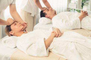 Kafkasyalı çift stres önleyici kafa masajının keyfini çıkarıyor ve lüks otellerde ya da otel spa salonlarında gündüz kaplıcalarında yüz güzelliği eğlencelerini şımartıyor. Sessiz.