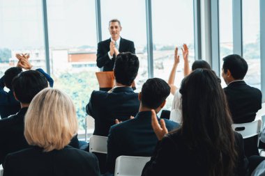 Bir grup iş adamı seminer konferansında toplanıyor. Seyirciler, çalışanların eğitim seanslarındaki eğitmenleri dinliyor. Uzman konuşmacı ile ofis çalışanları toplantısı. Jivy