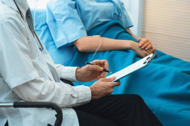 Profesyonel üniformalı doktor hastanedeki ya da klinikteki hastayı muayene ediyor. Sağlık, tıbbi ve doktor servis konsepti. Jivy