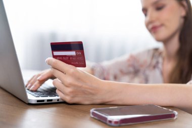 Çevrimiçi ödeme, bankacılık ve internet ağındaki alışveriş için kullanılan kredi kartını çevrimiçi güvenli cüzdan için kredi kartı teknolojisini gösteren dizüstü bilgisayarla kapat.