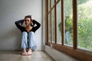 Depresyondaki zihinsel sağlık sorunu olan genç Asyalı kadın aşırı düşünme yorgunluğu, yıkıcı düşünce, asosyal, kaygı ve diğer akıl sağlığı bozukluklarından en yüksek tedaviye ihtiyaç duyuyor. .