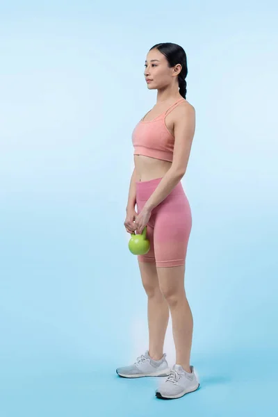 Krachtige Energieke Vrouw Doet Kettlebell Gewicht Heffen Oefening Geïsoleerde Achtergrond — Stockfoto