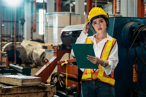 专业的质量控制检查员对工厂的机械和制造过程进行安全检查 机械设备中的女工程师监督工艺优化 — 图库照片