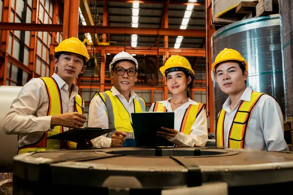 Team Engineer Foreman Meeting Metal Roll Briefing Discussion Metalwork Manufacturing — Stock Photo, Image