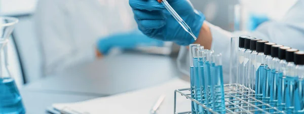 Grupo Científicos Dedicados Llevan Cabo Experimentos Químicos Laboratorio Médico Cuidadosamente —  Fotos de Stock