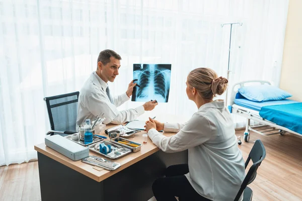 Profesyonel üniformalı doktor hastanedeki ya da klinikteki hastayı muayene ediyor. Sağlık, tıbbi ve doktor servis konsepti. Jivy