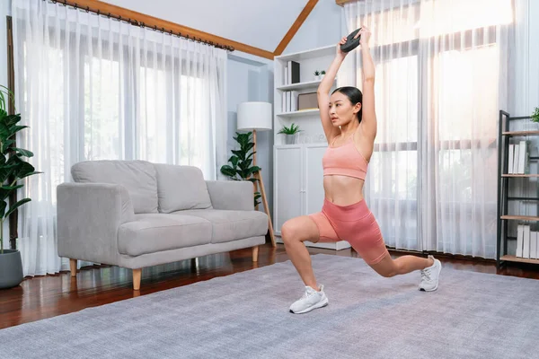 Femme Énergique Vigoureuse Faisant Yoga Exercice Musculation Maison Jeune Athlète — Photo