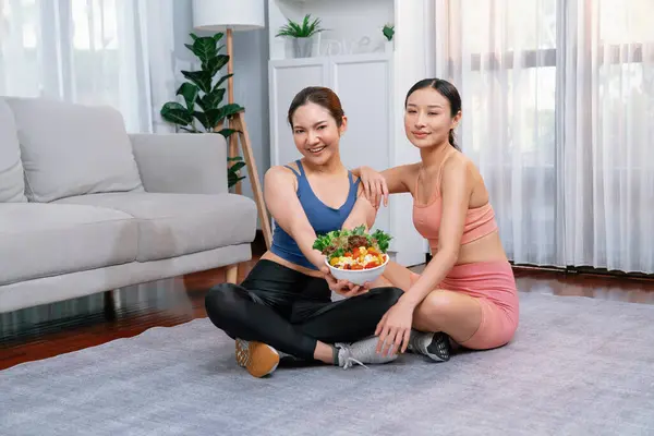 Young Sporty Asian Women Sportswear Holding Salad Bowl Together Fill — Stock Photo, Image