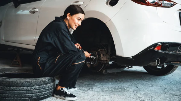Mécanicien Féminin Travailleur Changeant Roue Voiture Dans Atelier Réparation Automobile — Photo