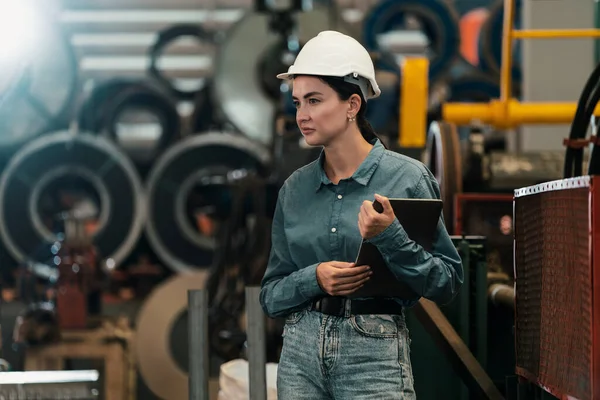 对金属制造厂进行检查 由配备安全设备的女工程师检查员对重工业建设设施中的金属材料进行质量控制 — 图库照片