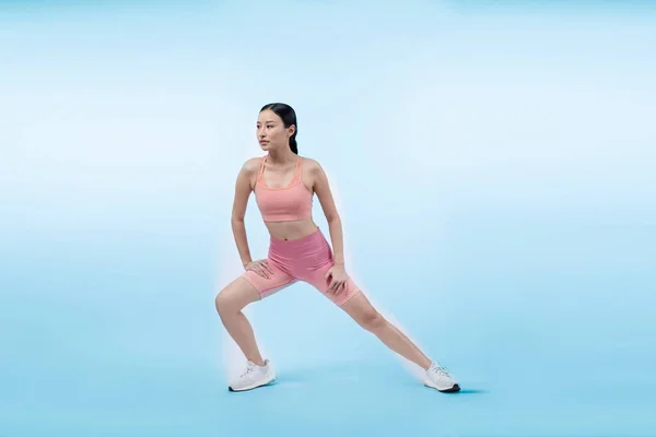 매력적인 아시아의 스트레칭 운동복 스튜디오 배경에 온난화 여자와 활기찬 — 스톡 사진