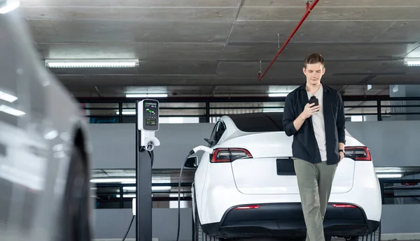 남자는 자동차의 깨끗한 충전식 에너지로 가능성 라이프 스타일을 보여주는 도시에서 — 스톡 사진