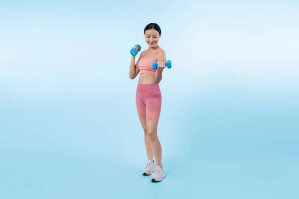 Energiczna Kobieta Wykonująca Ćwiczenia Podnoszenia Hantli Odosobnionym Tle Młoda Atletyczna — Zdjęcie stockowe