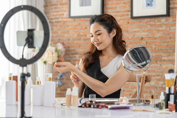 Asian Woman Influencer Skjuta Live Streaming Vlog Video Översyn Makeup — Stockfoto