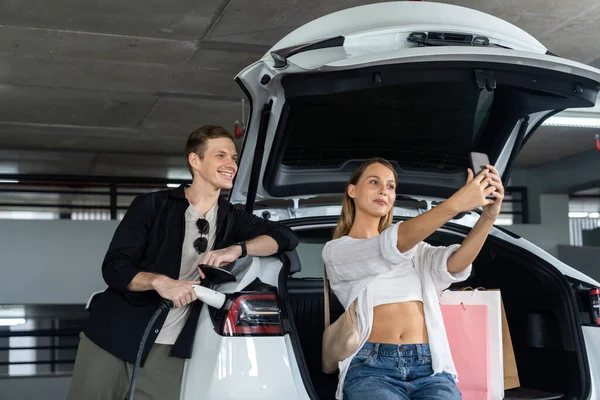 Junges Paar Fährt Mit Elektroauto Zum Shopping Center Parkplatzladen Der — Stockfoto