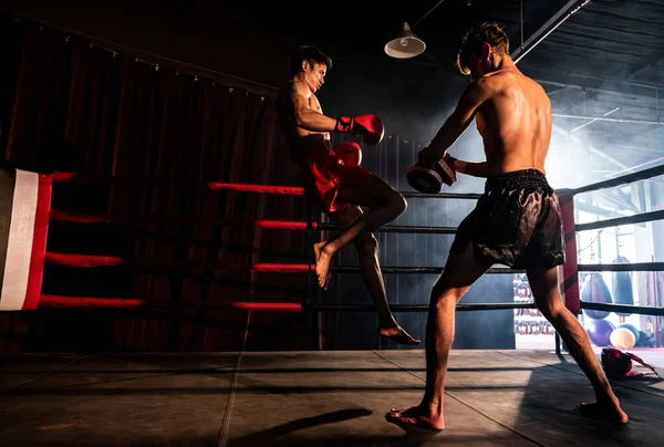 Boxeador Asiático Caucasiano Muay Thai Desencadear Ataque Joelho Sessão Treinamento — Fotografia de Stock